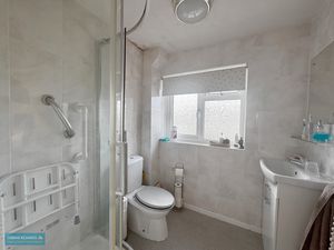Shower room- click for photo gallery